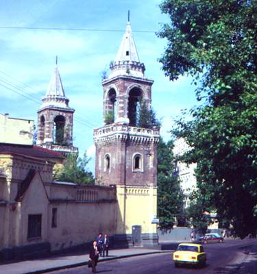 Башни-колокольни Ивановского монастыря.