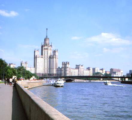 Вид на Котельническую набережную от Москворецкой набережной.