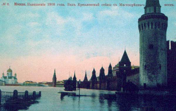 Кремлёвская набережная во время наводнения 1908.