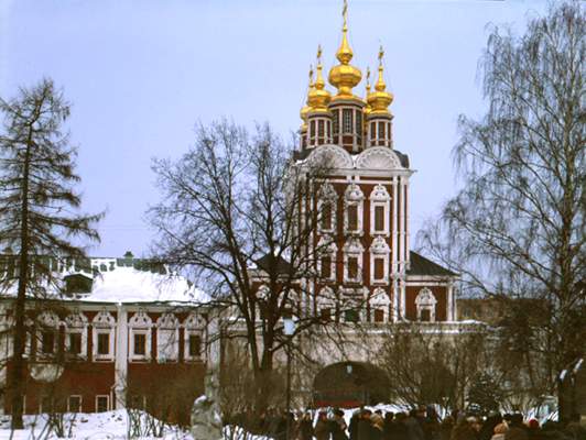 Надвратная Преображенская церковь Новодевичьего монастыря.