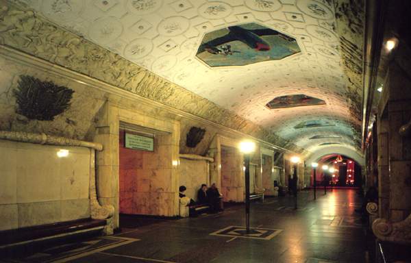Подземный зал станции метро 