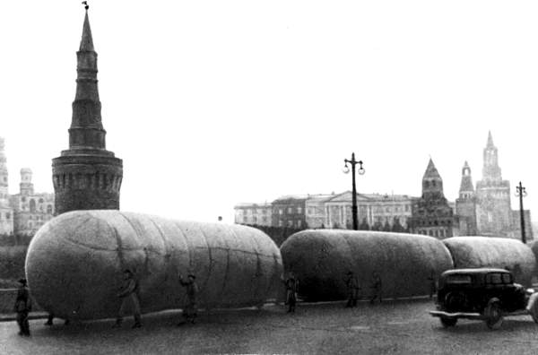 Аэростаты воздушного заграждения у Кремля.  1941.