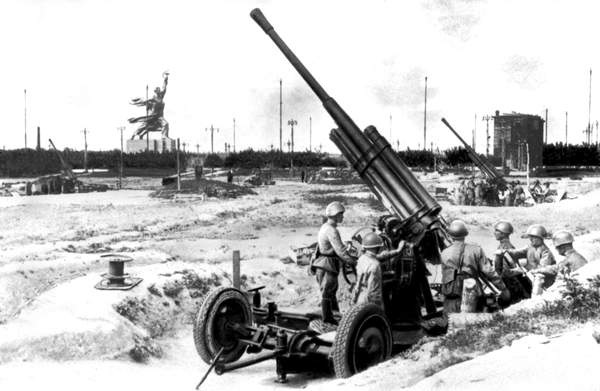 Зенитная батарея близ территории ВСХВ.  1942.